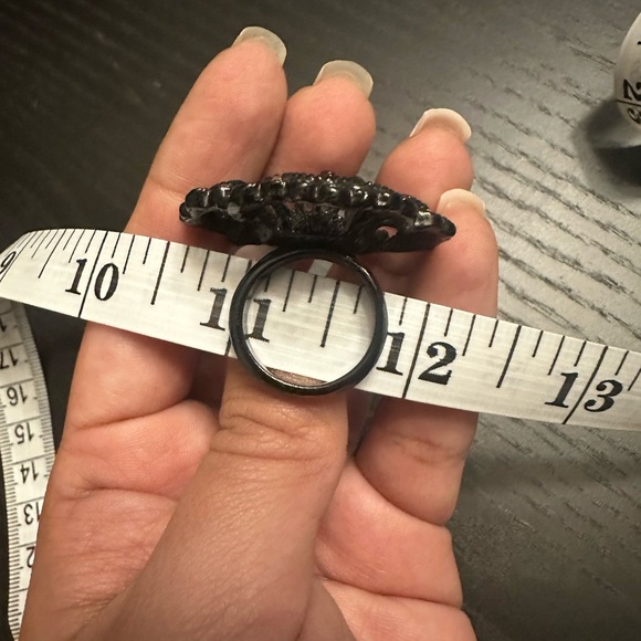 Black flower faux crystal ring - Picture 3 of 4